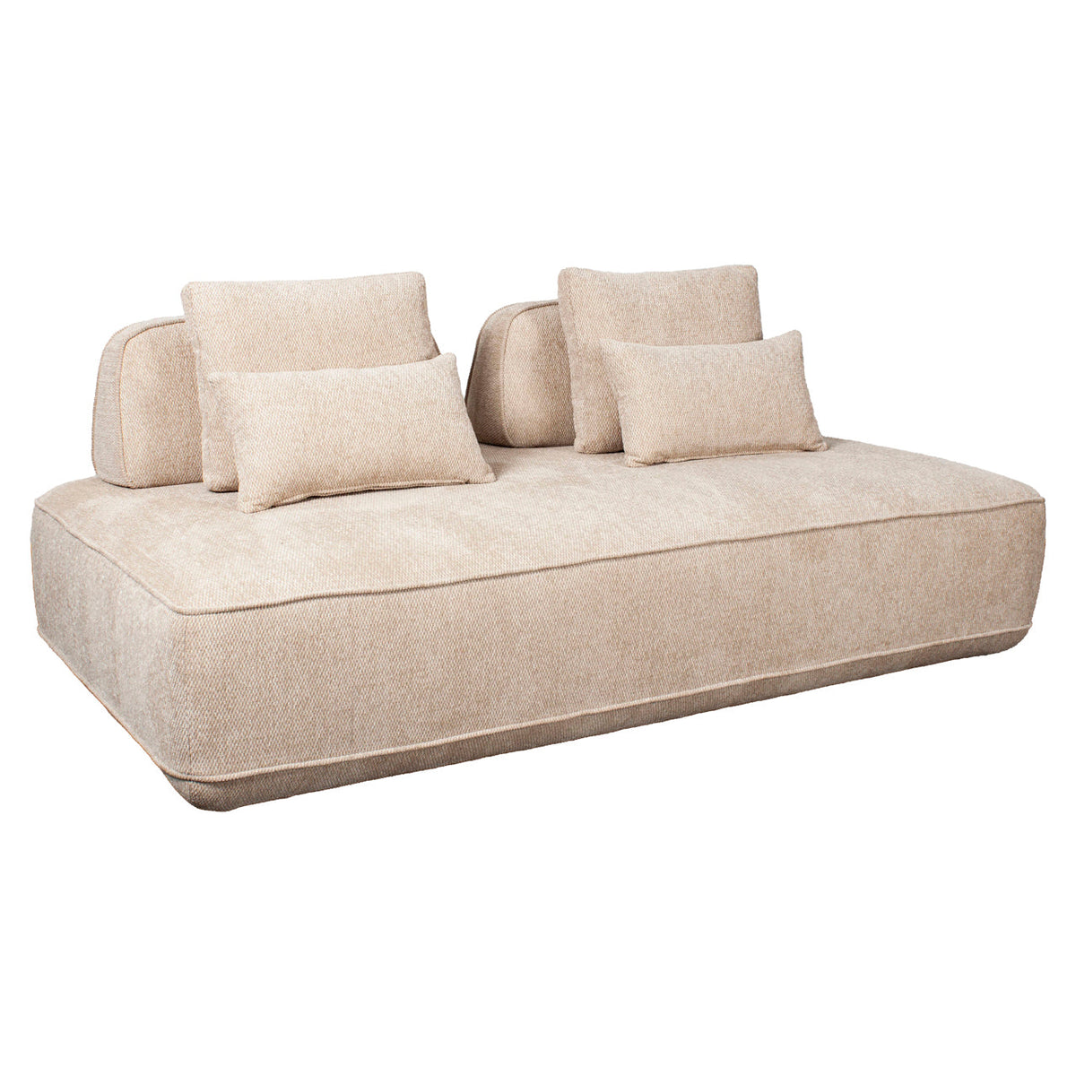 Canapea Tudor de 2,5 locuri, fără brațe, tapițată în țesătură boldweave bej-natural, cu șezut lat, două perne de spătar mobile și patru perne decorative