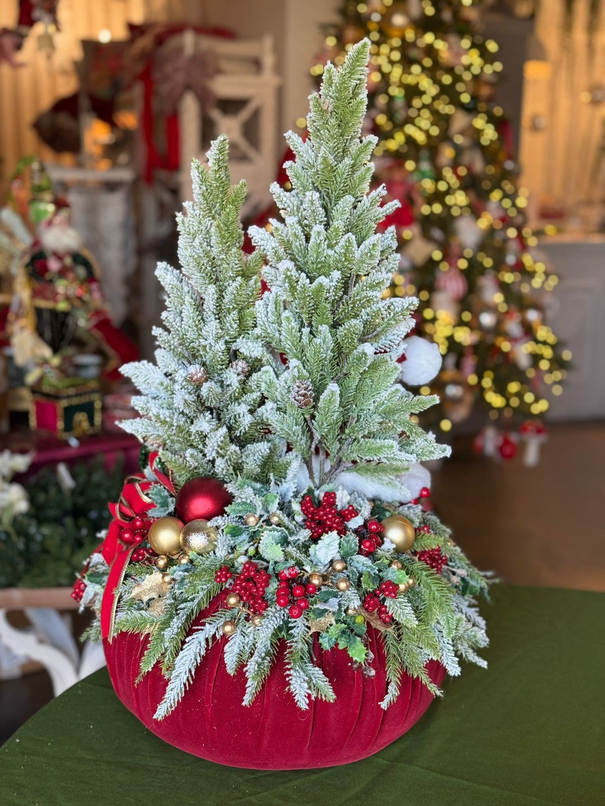 Aranjament decorativ cu Moș Crăciun și brăduți, vișiniu/verde, 70cm