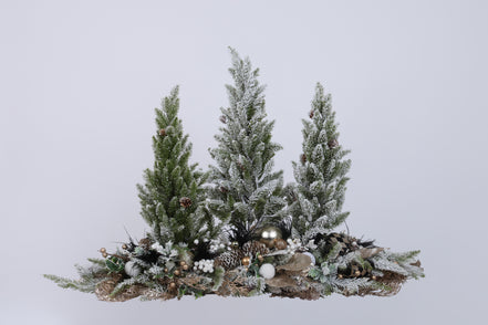 Aranjament decorativ cu brăduți și conuri, alb/verde, 85x56cm