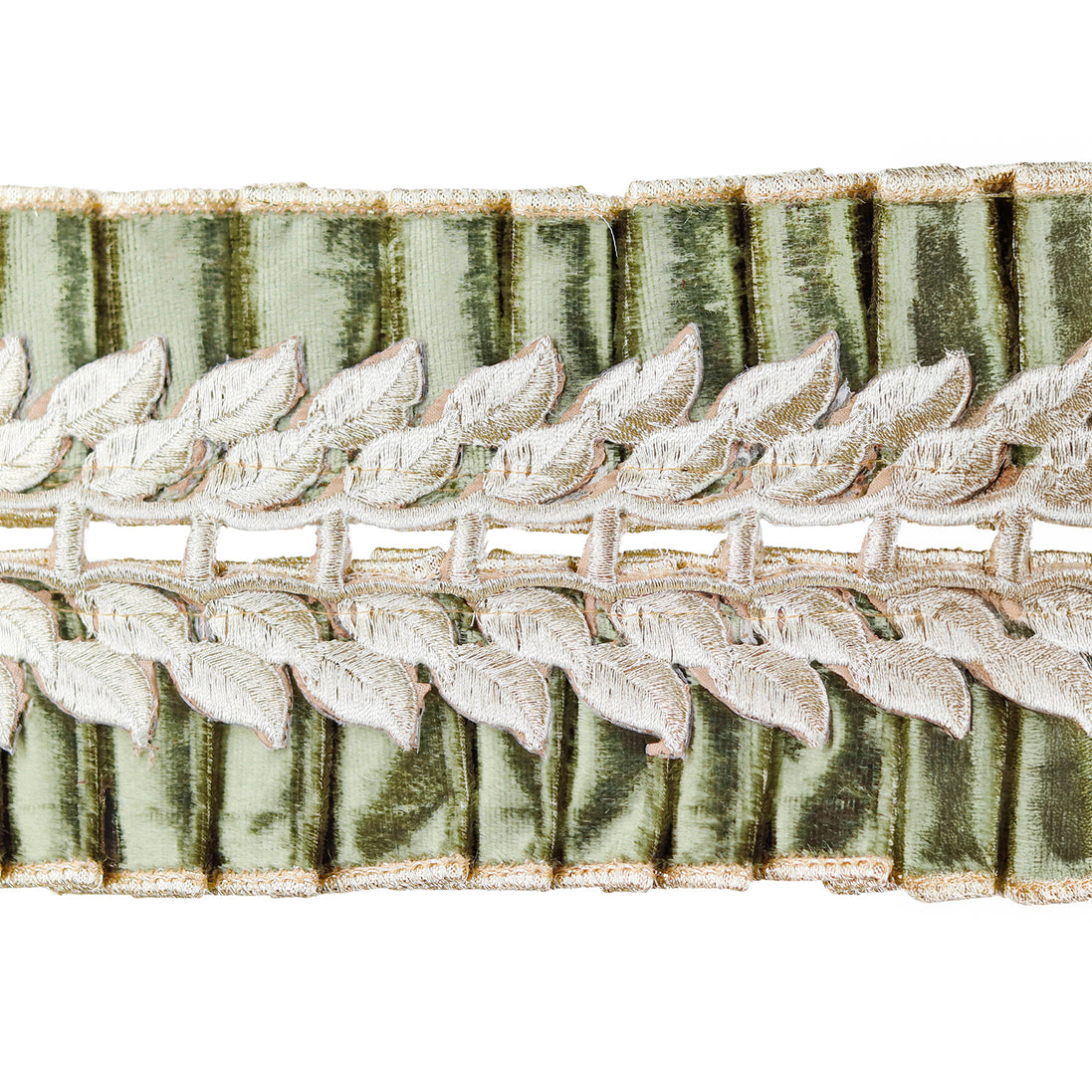 Panglica decorativa plisata cu frunze brodate verde/auriu 10cm x 5 m