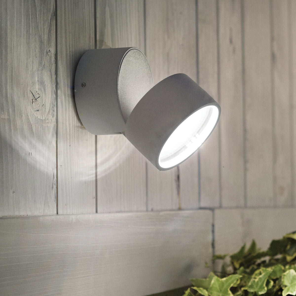 Aplică de exterior Omega AP rotundă 4000K, cafeniu – ambient
