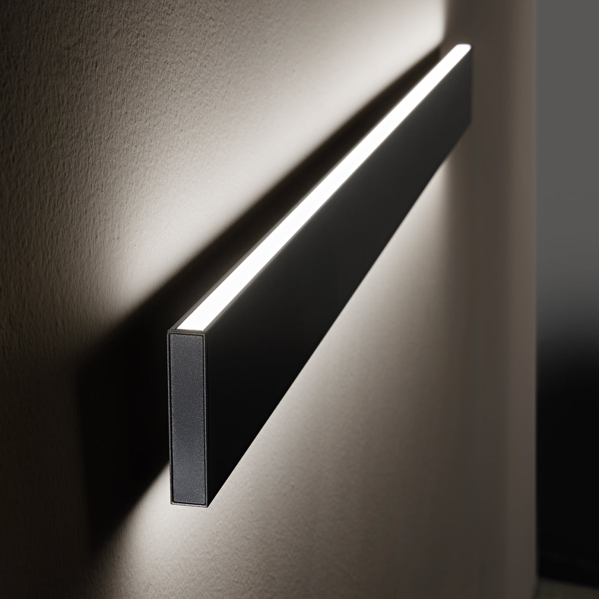 Aplică liniară Steel AP2 D20 bi-emisie fascicul larg 3000K, negru – ambient