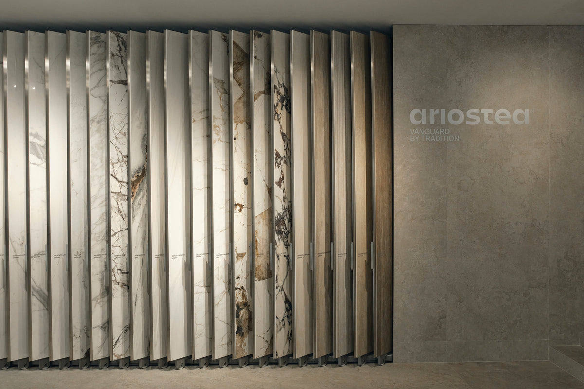 Panouri de finisaje expuse în showroom