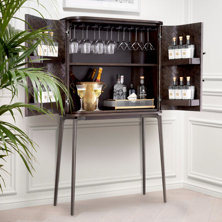 Bar Nilsson, furnir de stejar, finisaj bronz