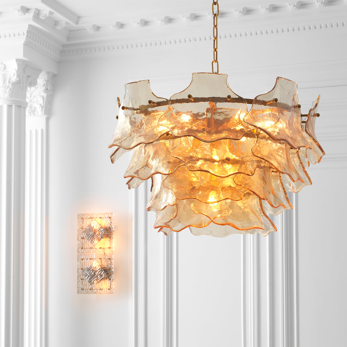 Candelabru Clarendon, finisaj alamă antichizată, sticlă șampanie