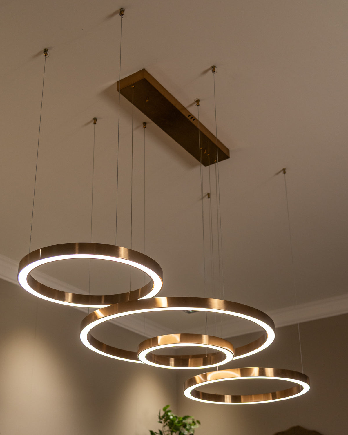 Candelabru Lilou, auriu periat – ambient