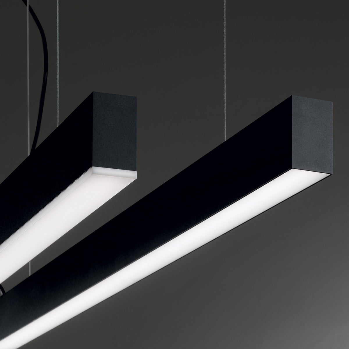 Corp de iluminat liniar Fluo fascicul larg 1800 3000K, negru – ambient
