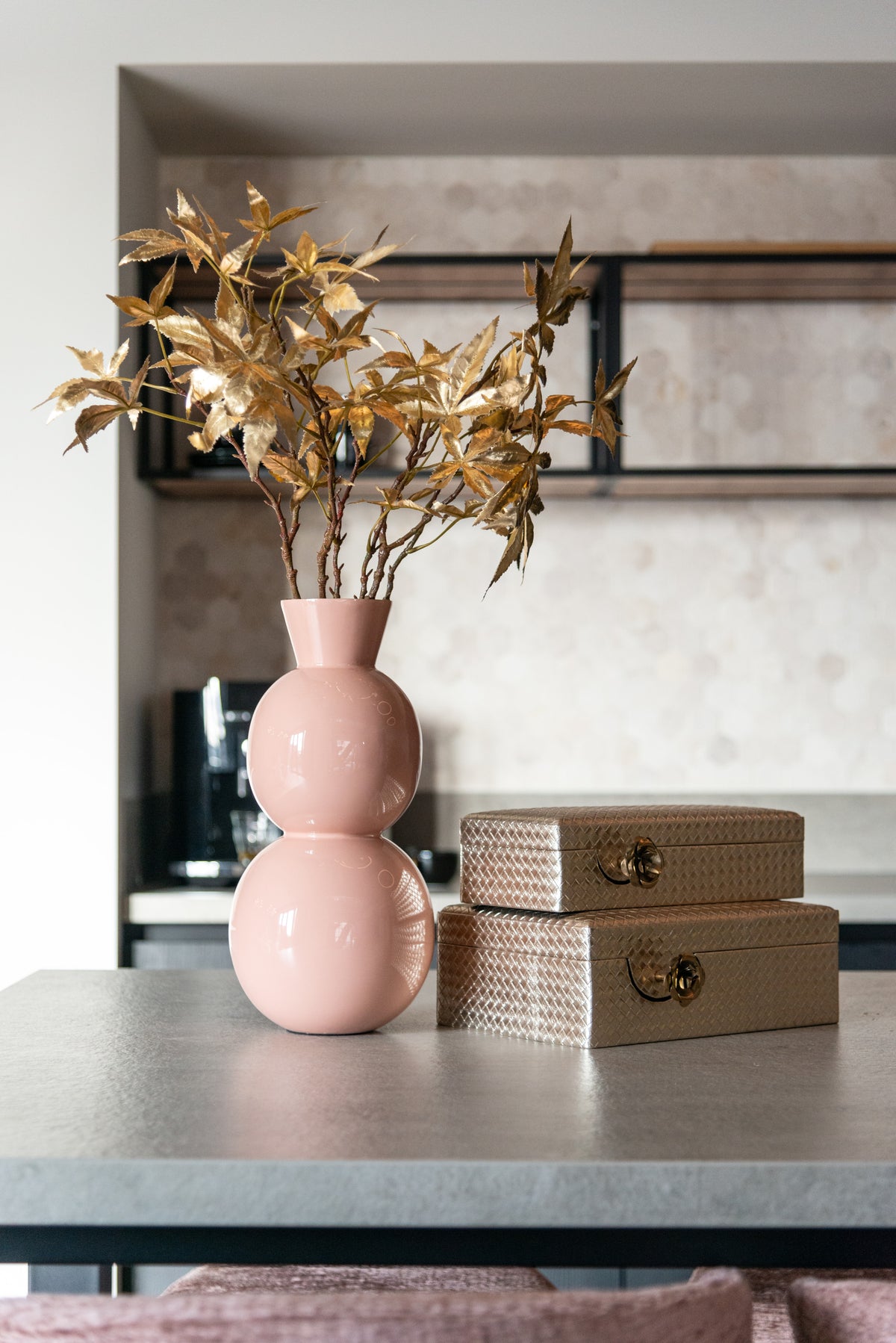 Cutie decorativă Trace, auriu, mare – ambient