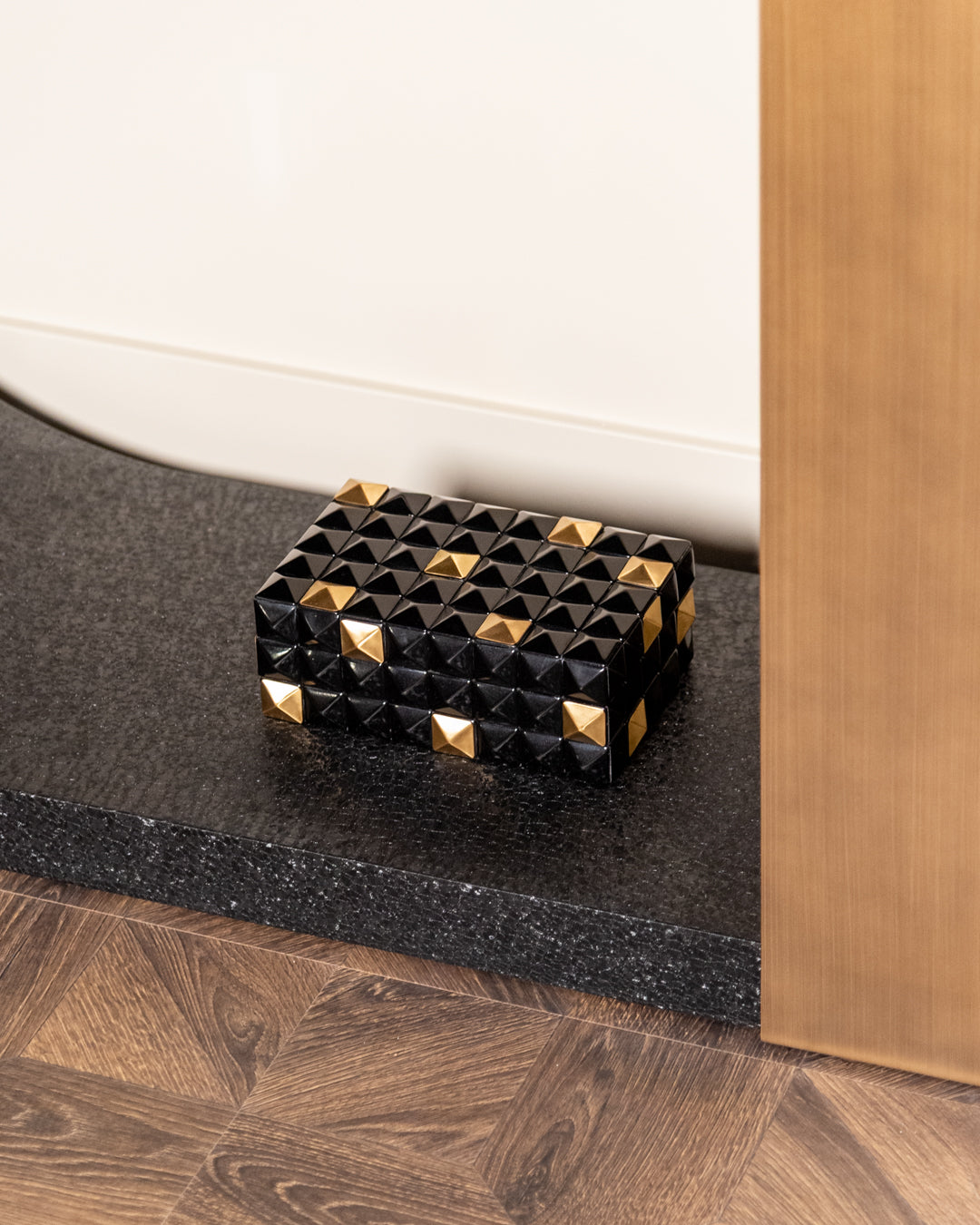 Cutie decorativă Velicia, negru/auriu – ambient