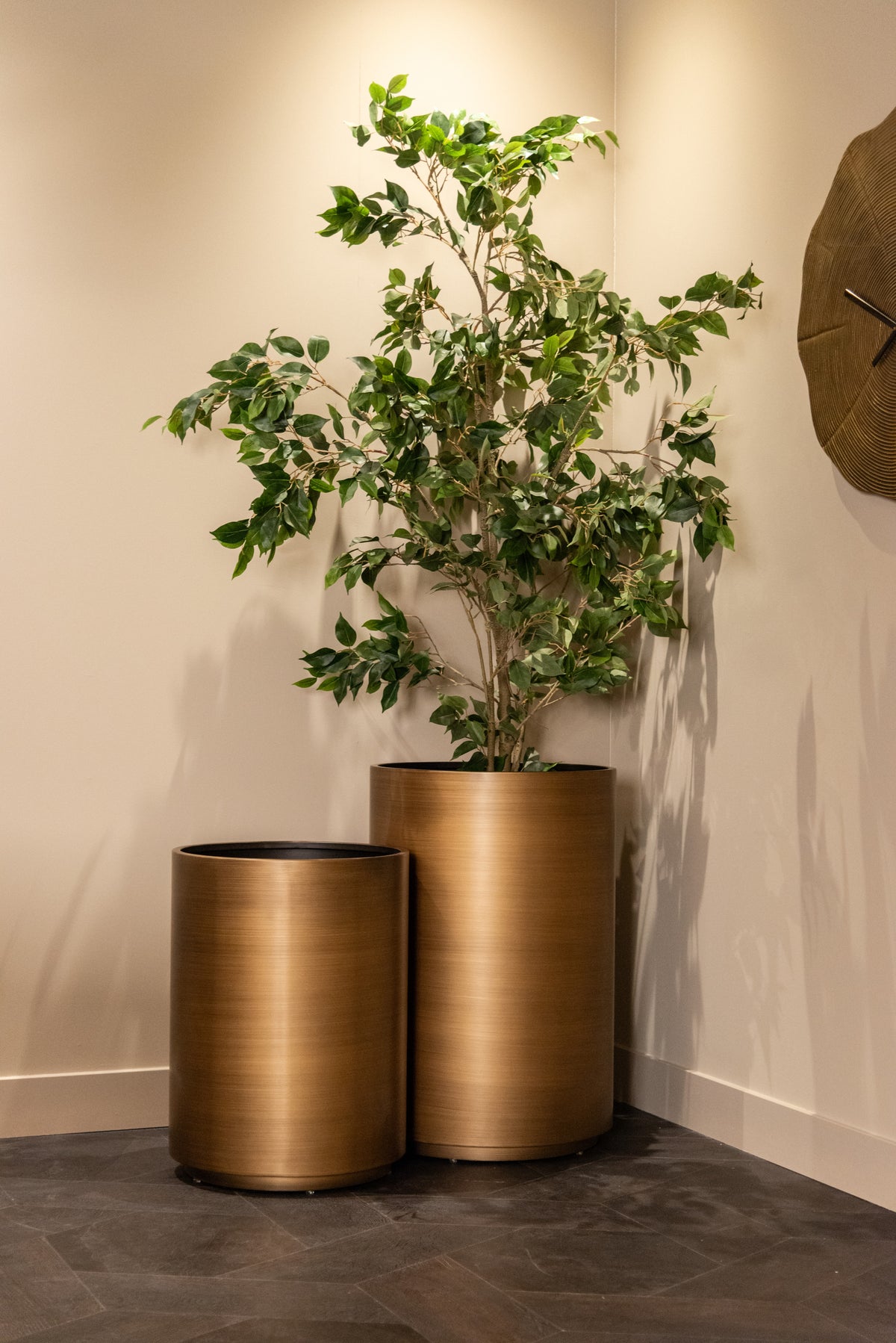 Ghiveci Dira, auriu periat, Ø 50 cm – ambient