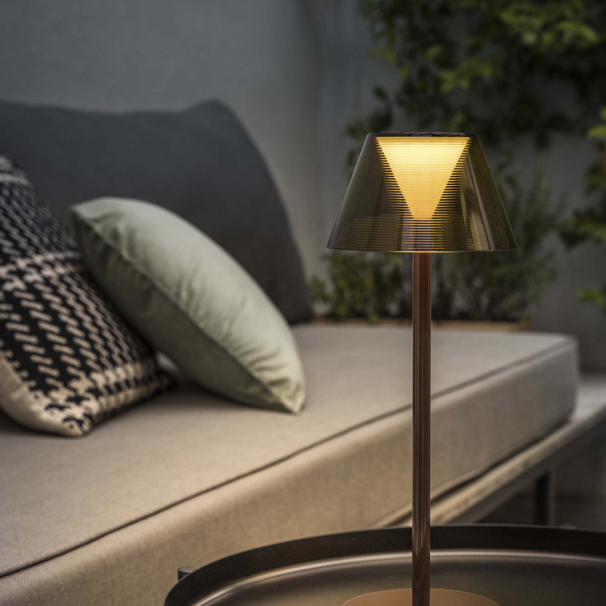 Lampă de masă de exterior Lolita TL, cafeniu – ambient