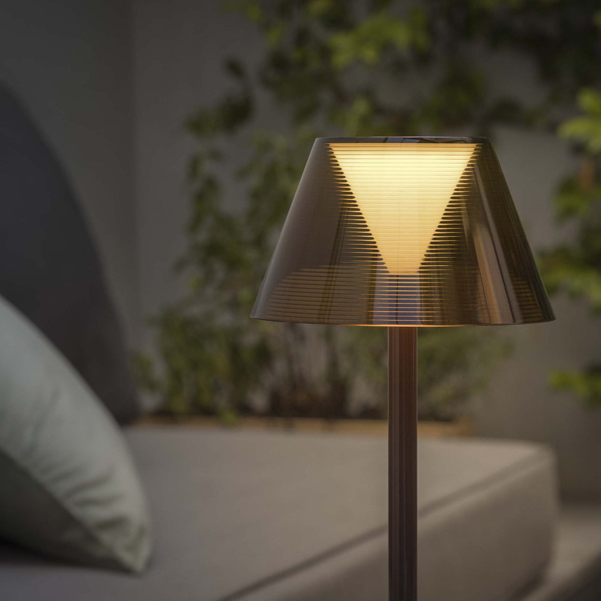 Lampă de masă de exterior Lolita TL, cafeniu – ambient