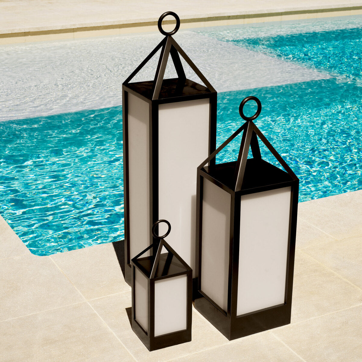 Lampă de masă de exterior Riserva XL, finisaj bronz cu reflexe, sticlă albă
