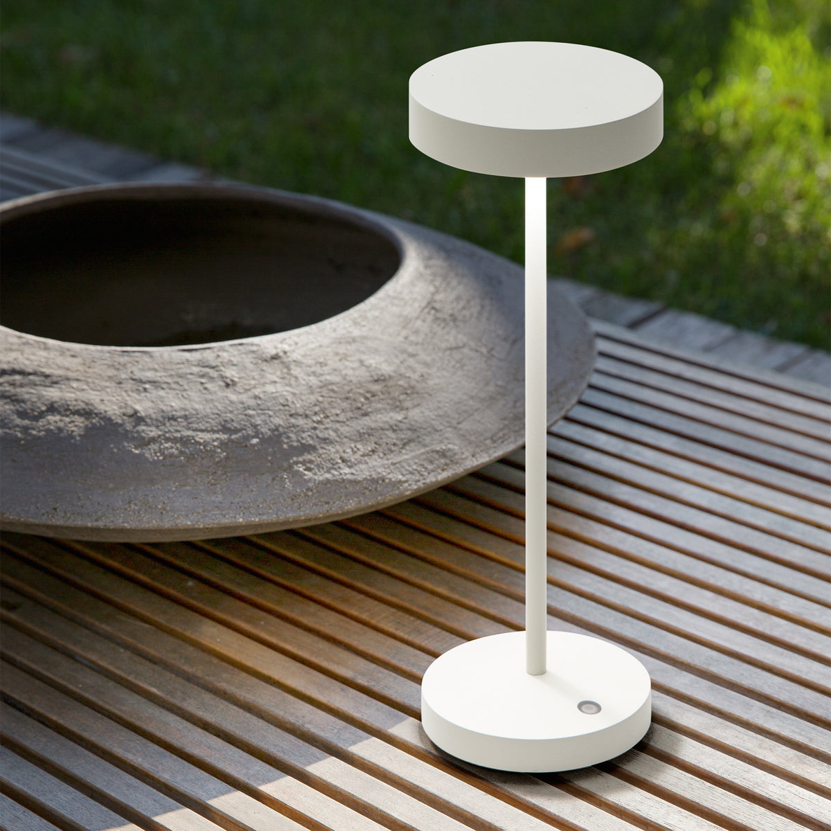 Lampă de masă de exterior Toffee TL, alb – ambient
