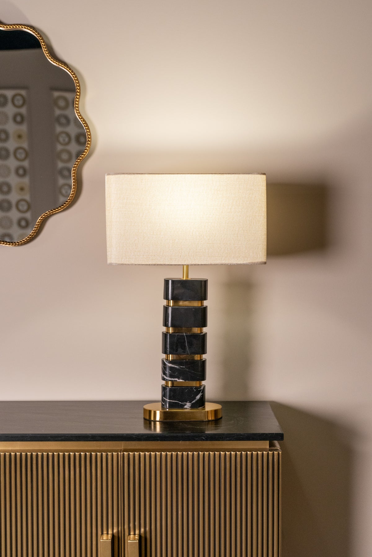 Lampă de masă Levina, negru/auriu – ambient