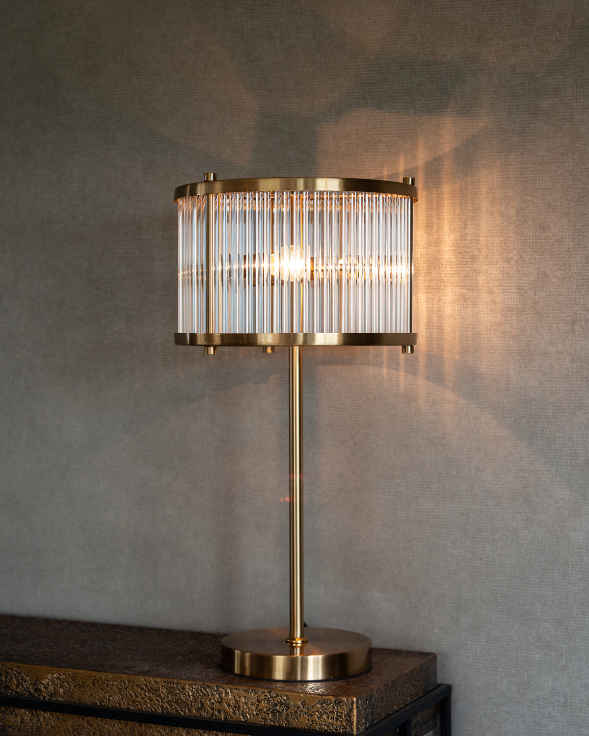 Lampă de masă Loiza, auriu periat – ambient