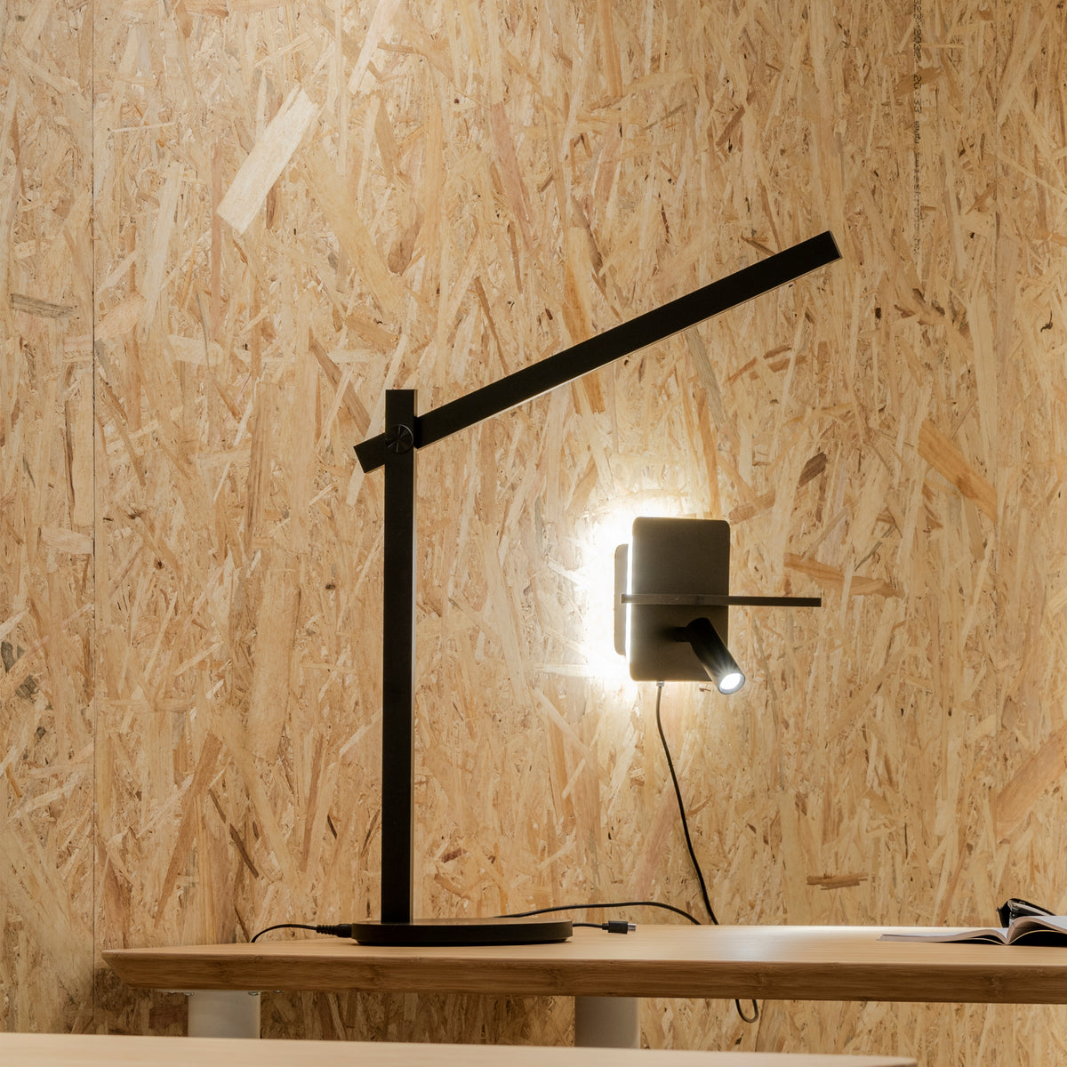 Lampă de masă Pivot TL, negru – ambient