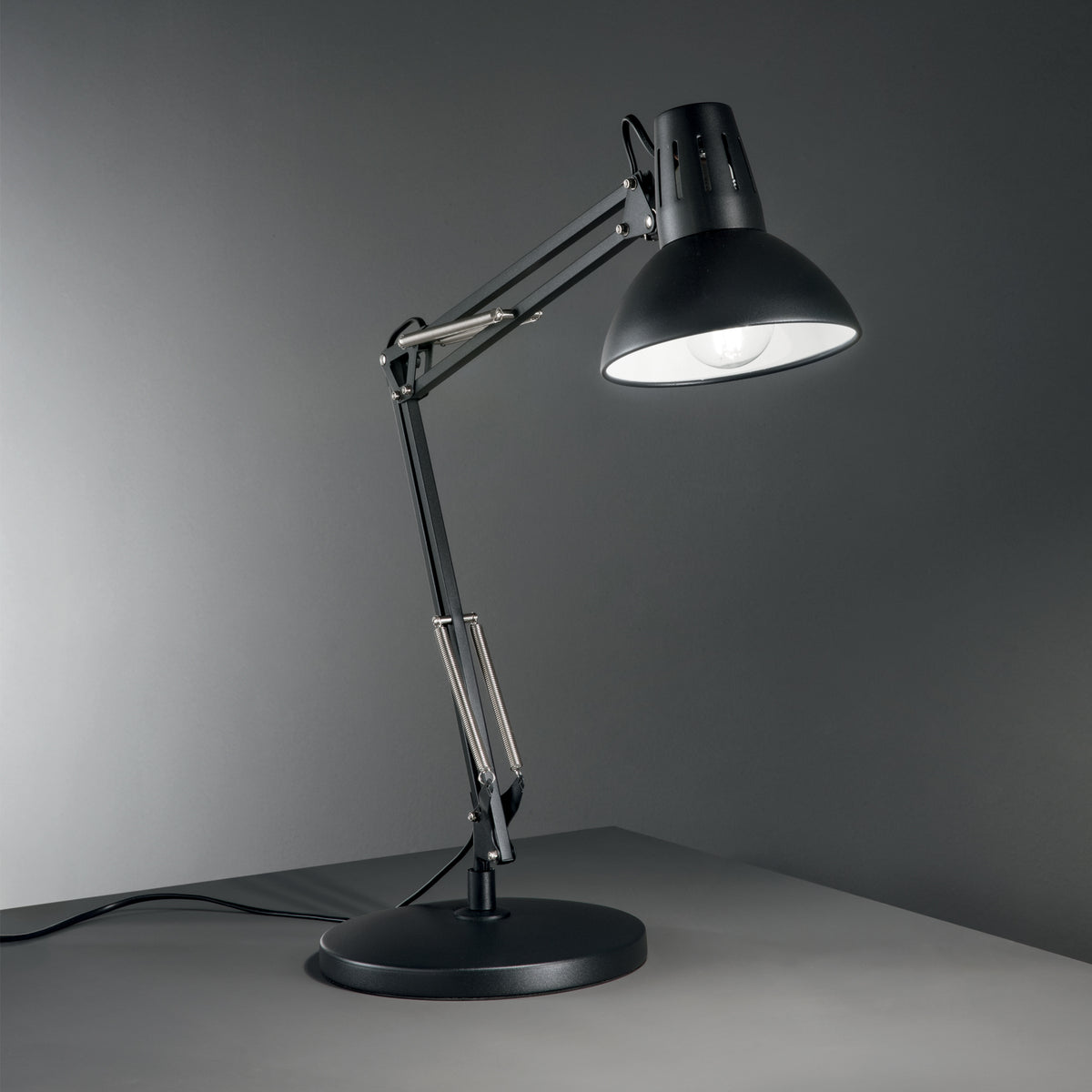 Lampă de masă Wally TL1, negru și cupru – ambient