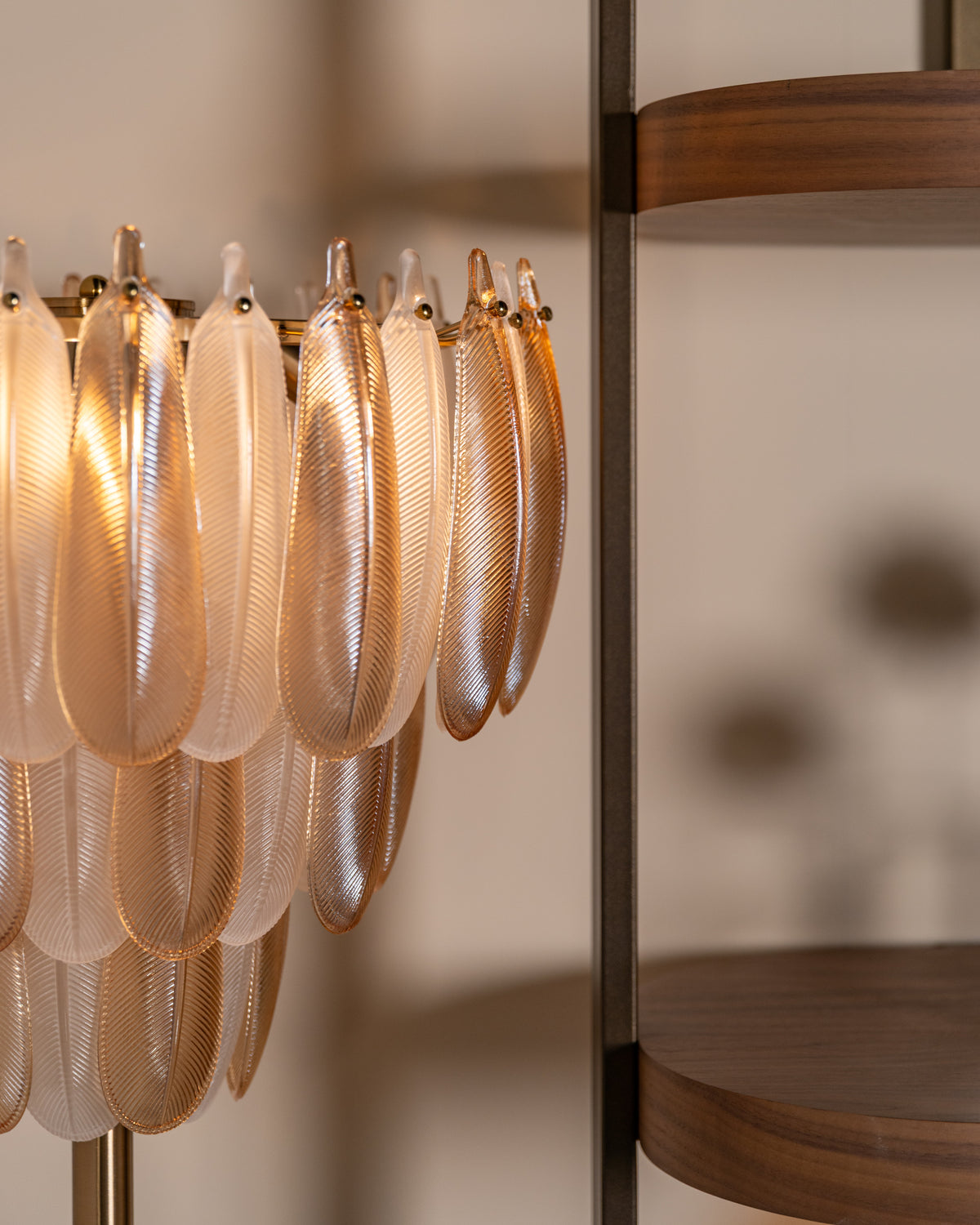 Lampă de podea Chloe, alamă antichizată – ambient