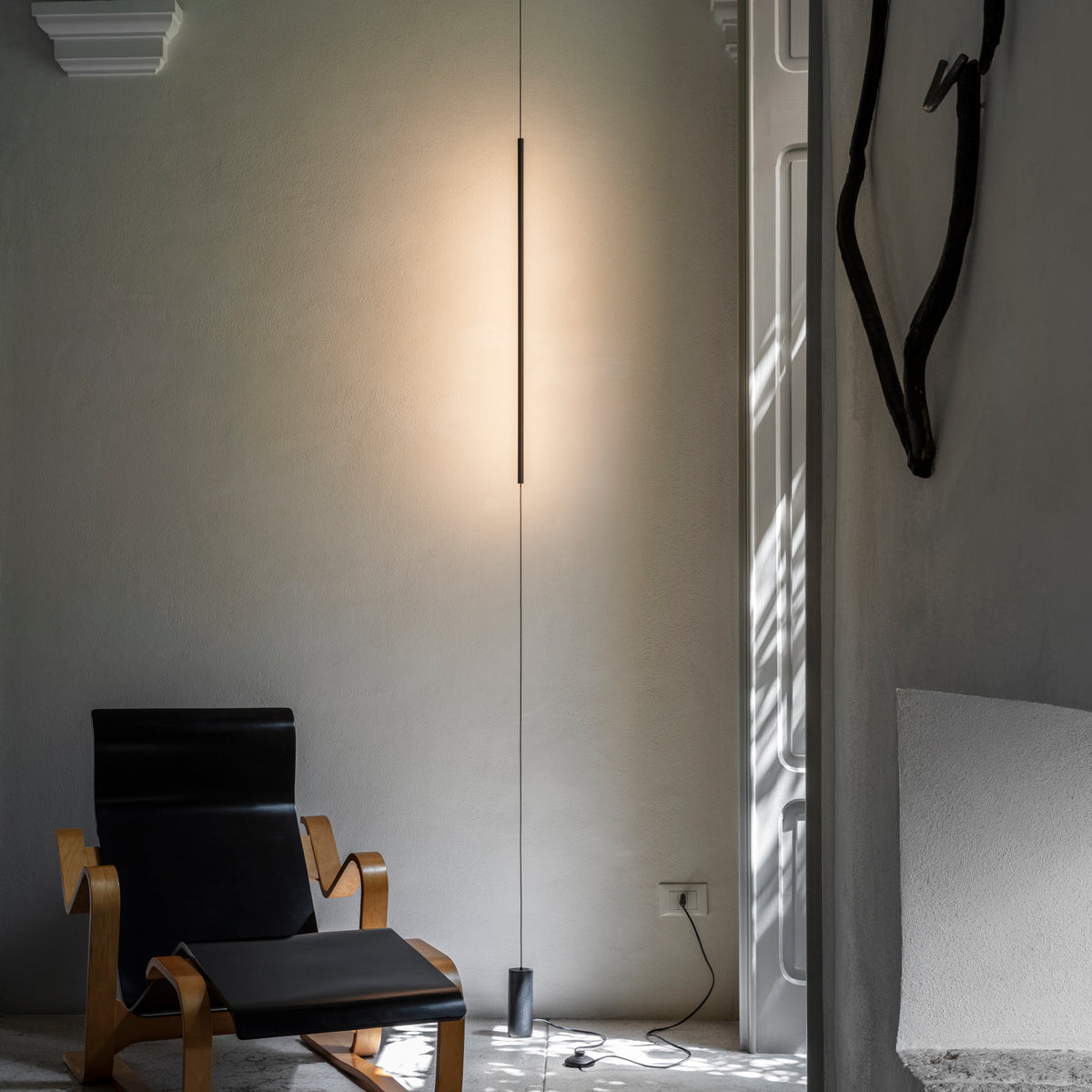 Lampă de podea Essence PT cu suspensie rotundă 2700K, negru – ambient
