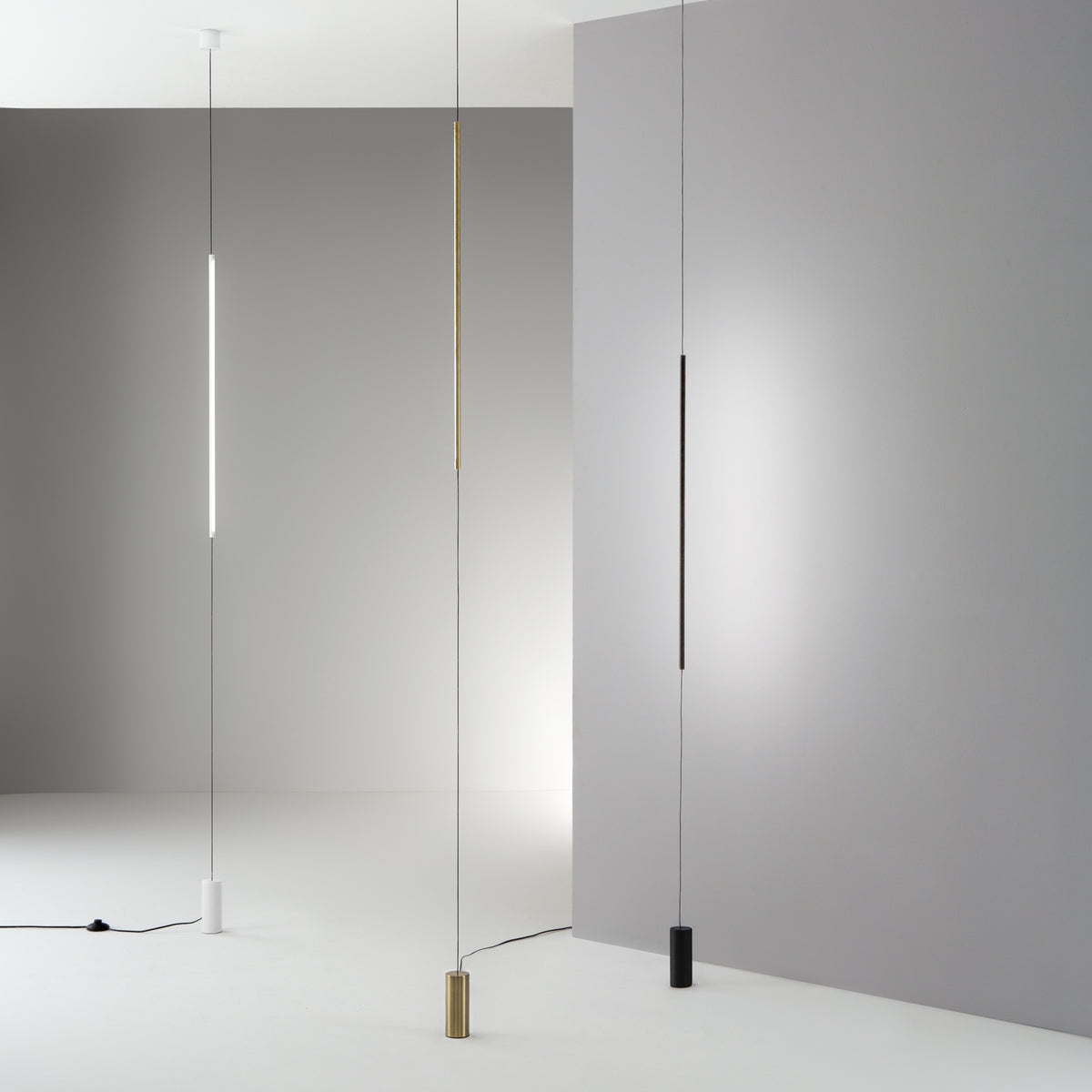 Lampă de podea Essence PT cu suspensie rotundă 3000K, alamă – ambient