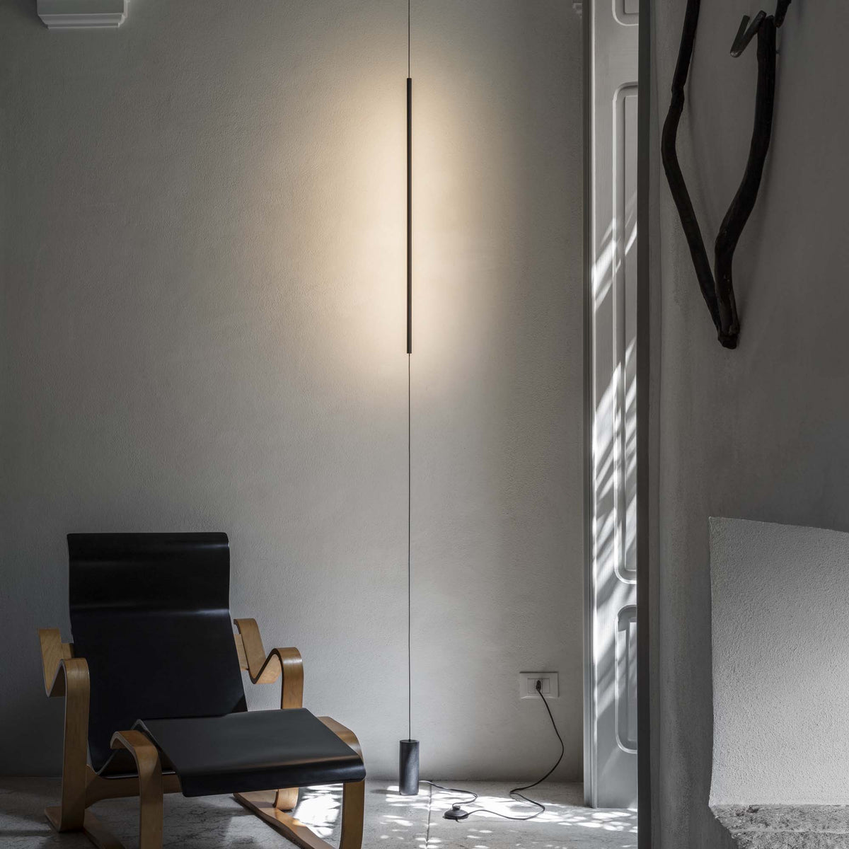 Lampă de podea Essence PT cu suspensie rotundă 3000K, negru – ambient