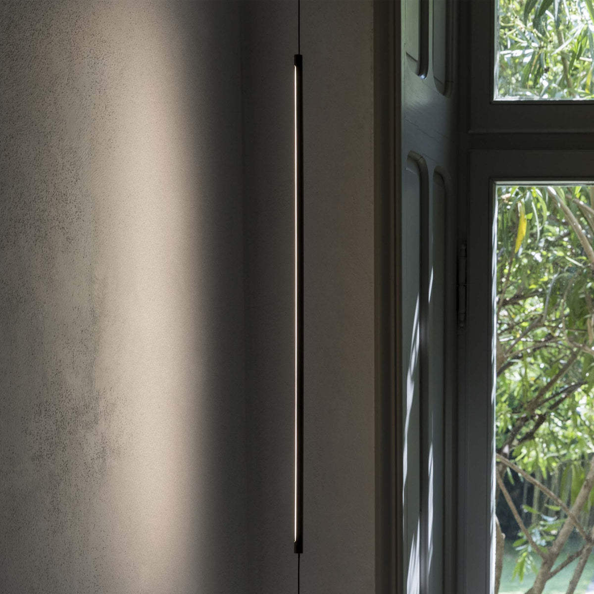 Lampă de podea Essence PT cu suspensie rotundă 3000K, negru – ambient