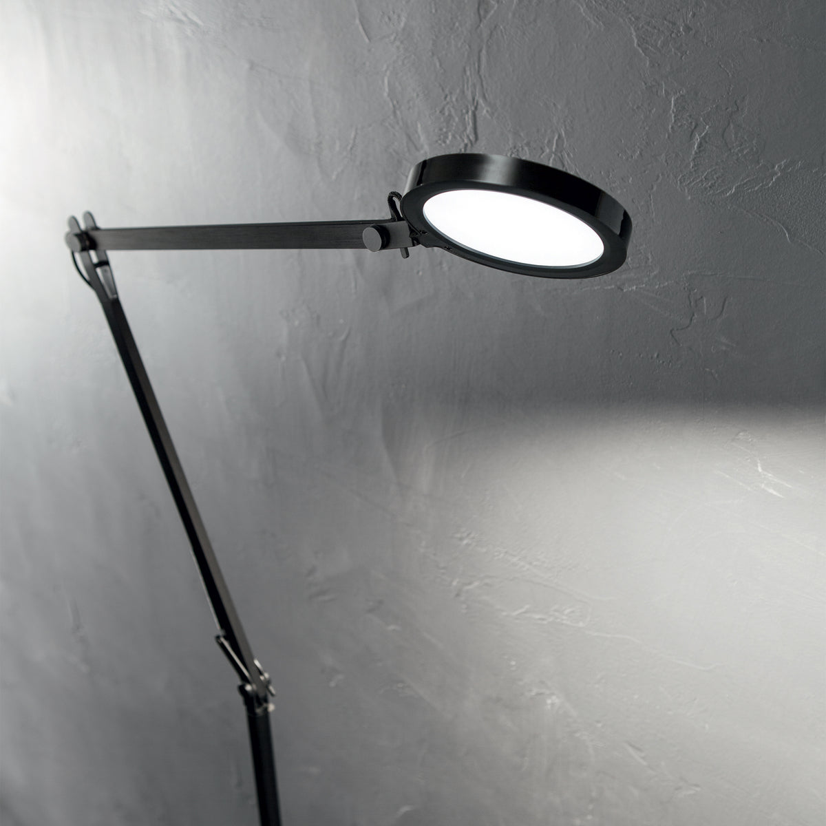 Lampă de podea Futura PT, negru – ambient