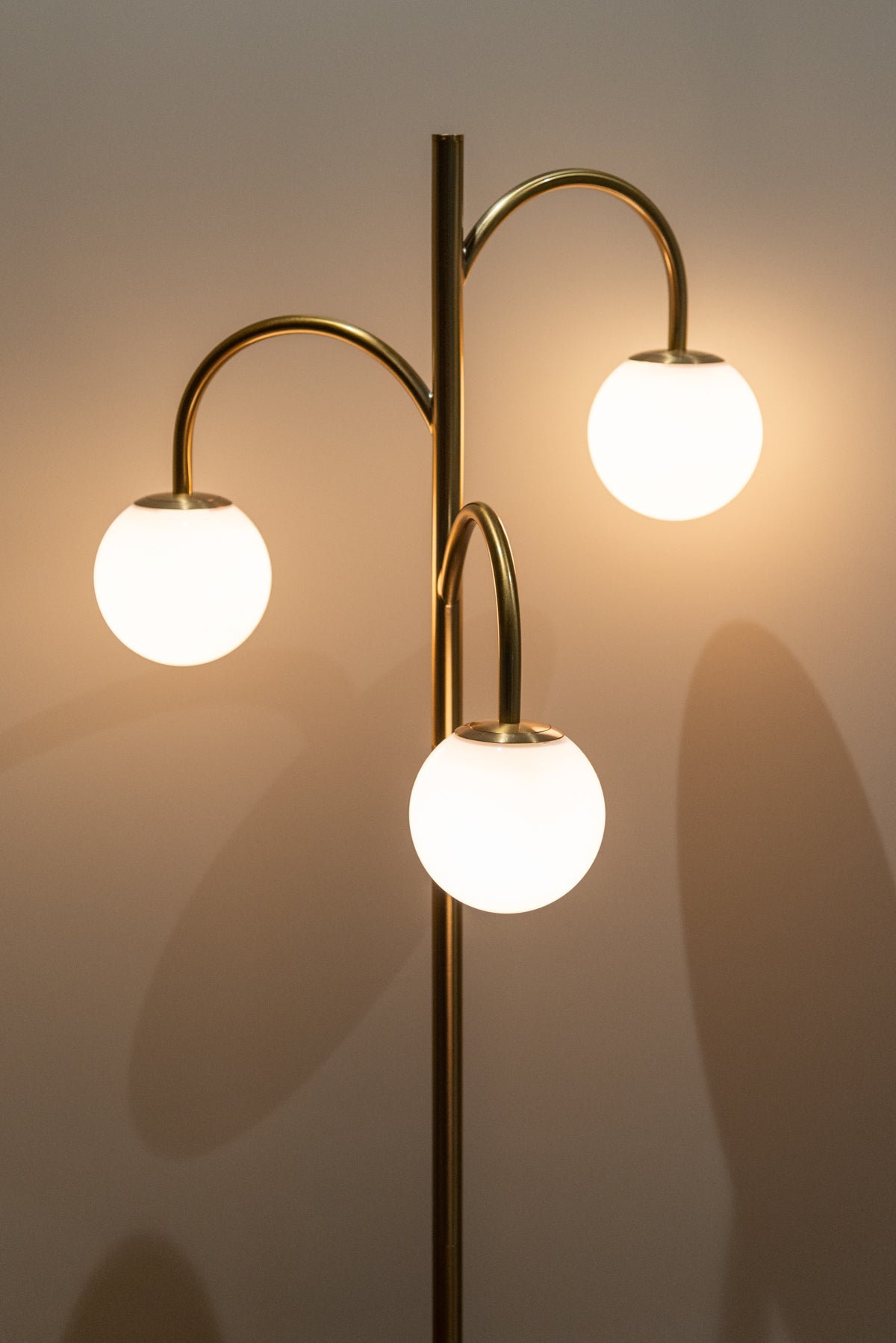 Lampă de podea Janou, auriu – ambient