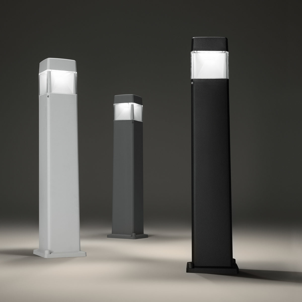 Lampadar de exterior Cosmo PT1, negru – ambient