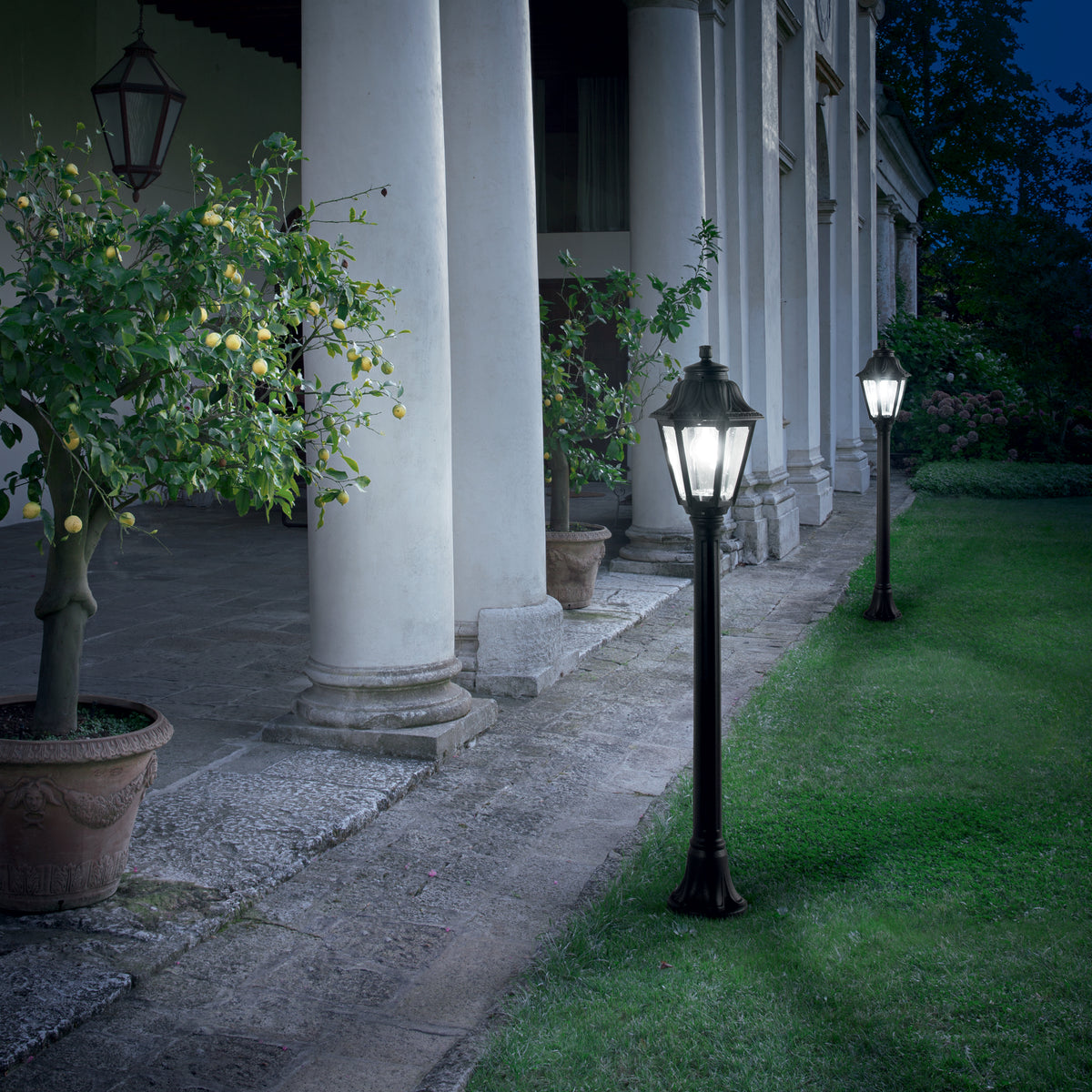 Lampadar de exterior Dafne PT1, negru – ambient
