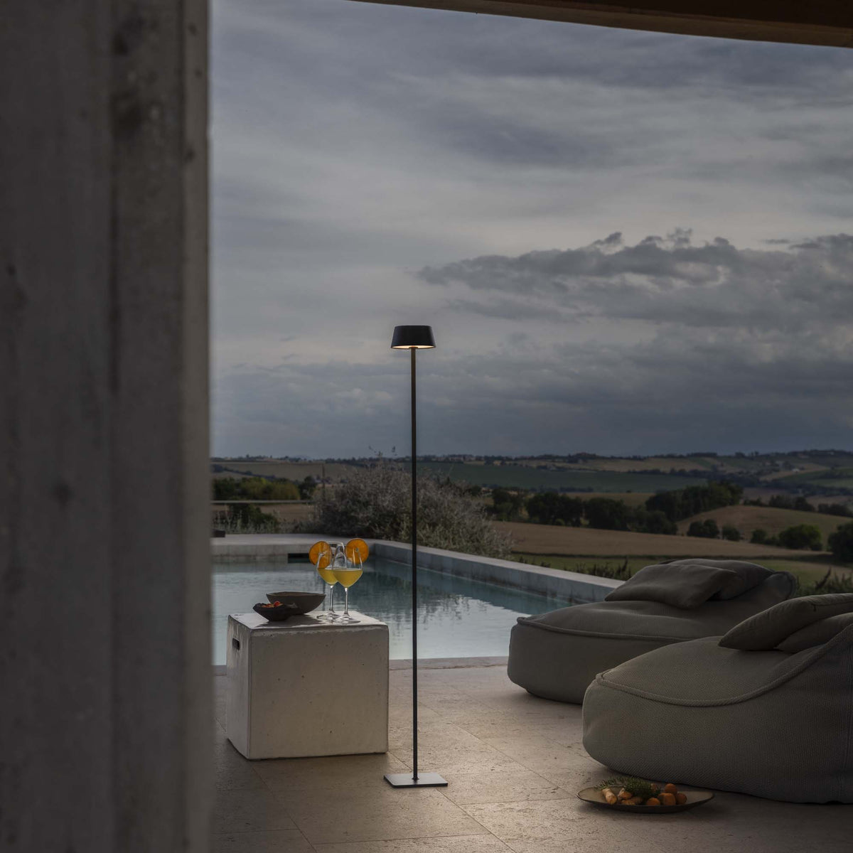 Lampadar de exterior Pure PT, negru – ambient