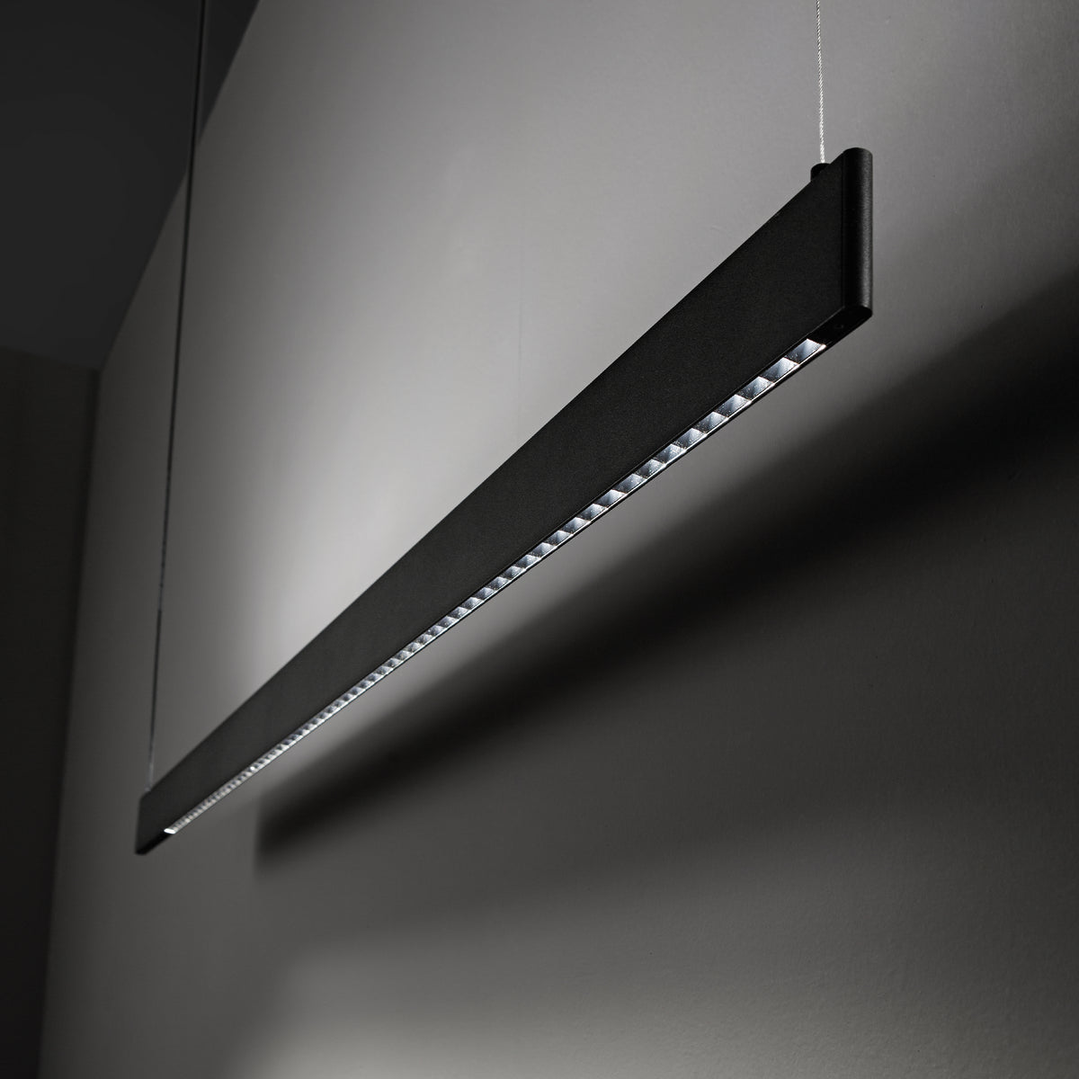Lustră pendul liniară Steel SP2 D09 bi-emisie fascicul concentrat 3000K, negru – ambient