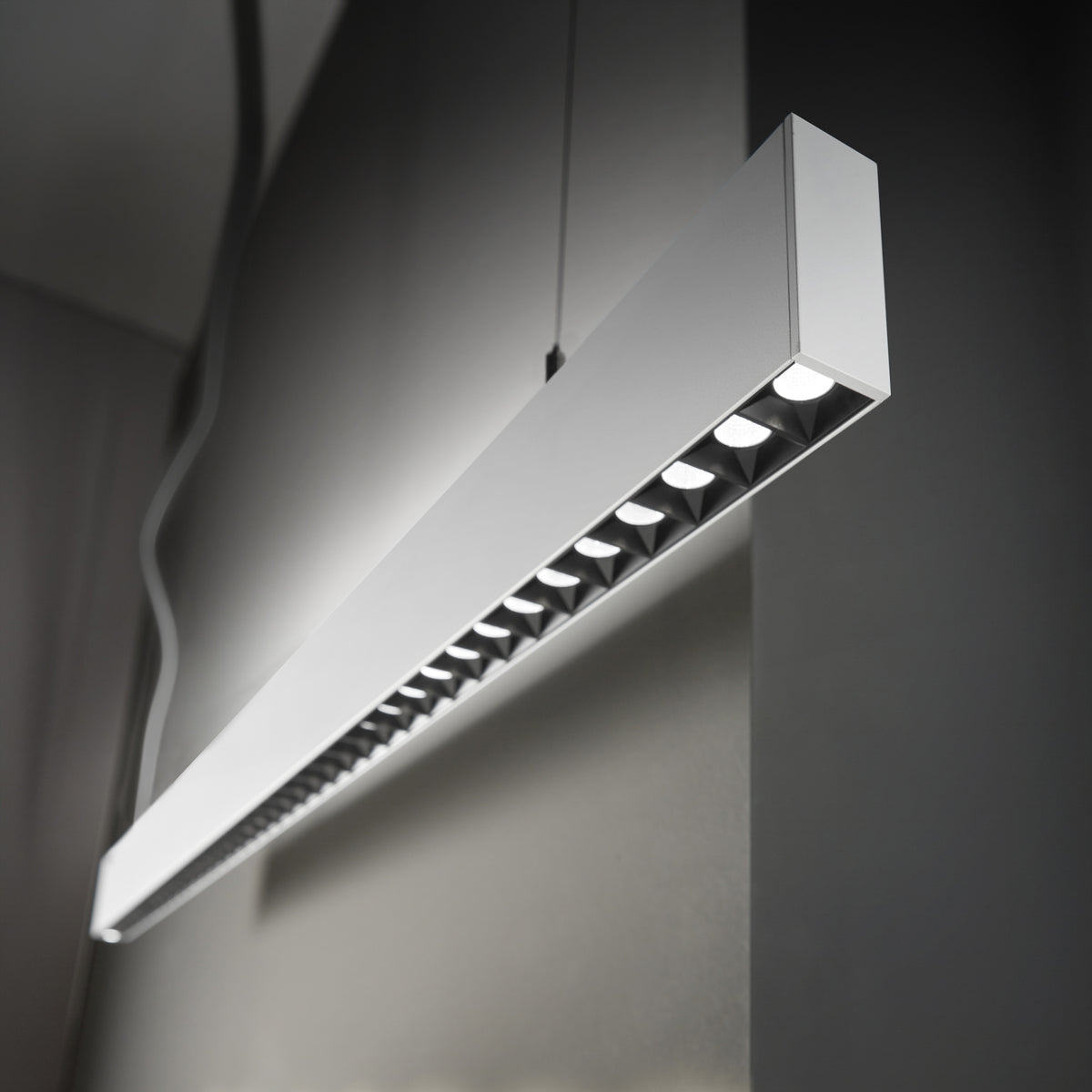 Lustră pendul liniară Steel SP2 D35 bi-emisie fascicul concentrat 4000K, alb – ambient
