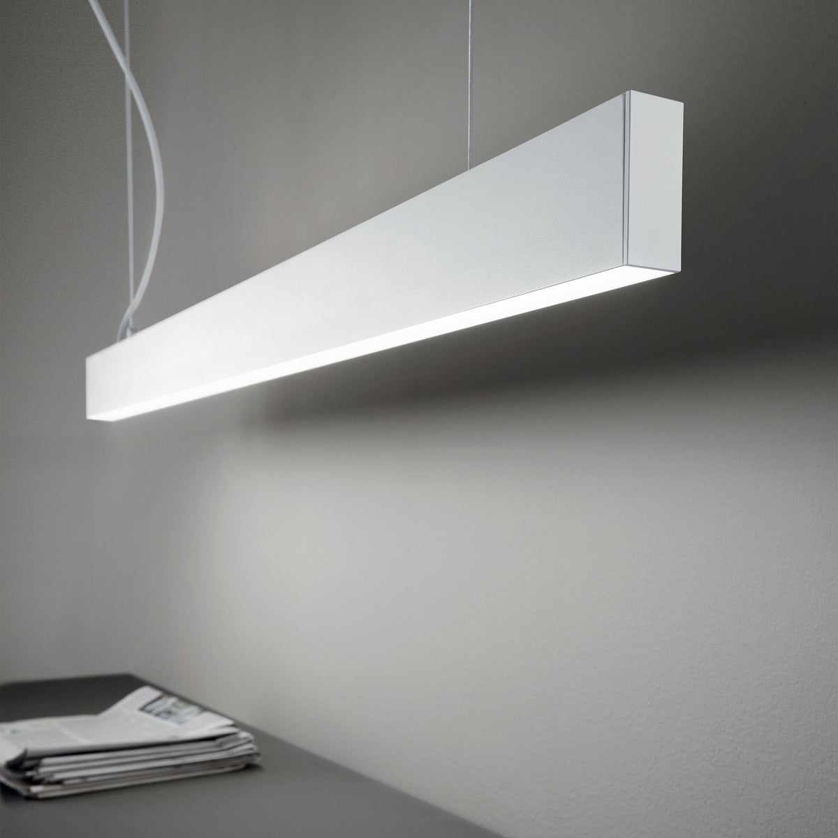 Lustră pendul liniară Steel SP2 D35 bi-emisie fascicul larg 4000K, alb – ambient