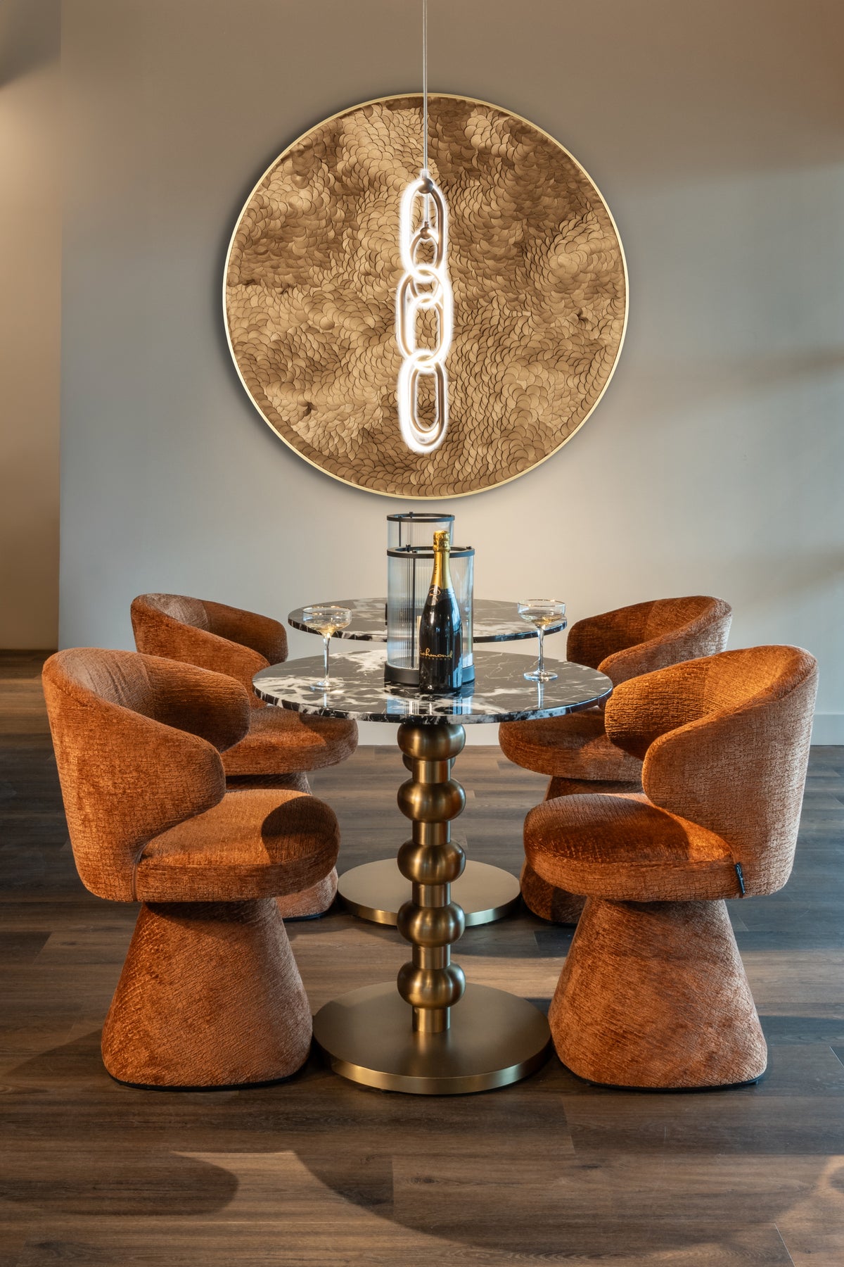 Masă bistro Witlox, negru/auriu, Ø 75 cm – ambient