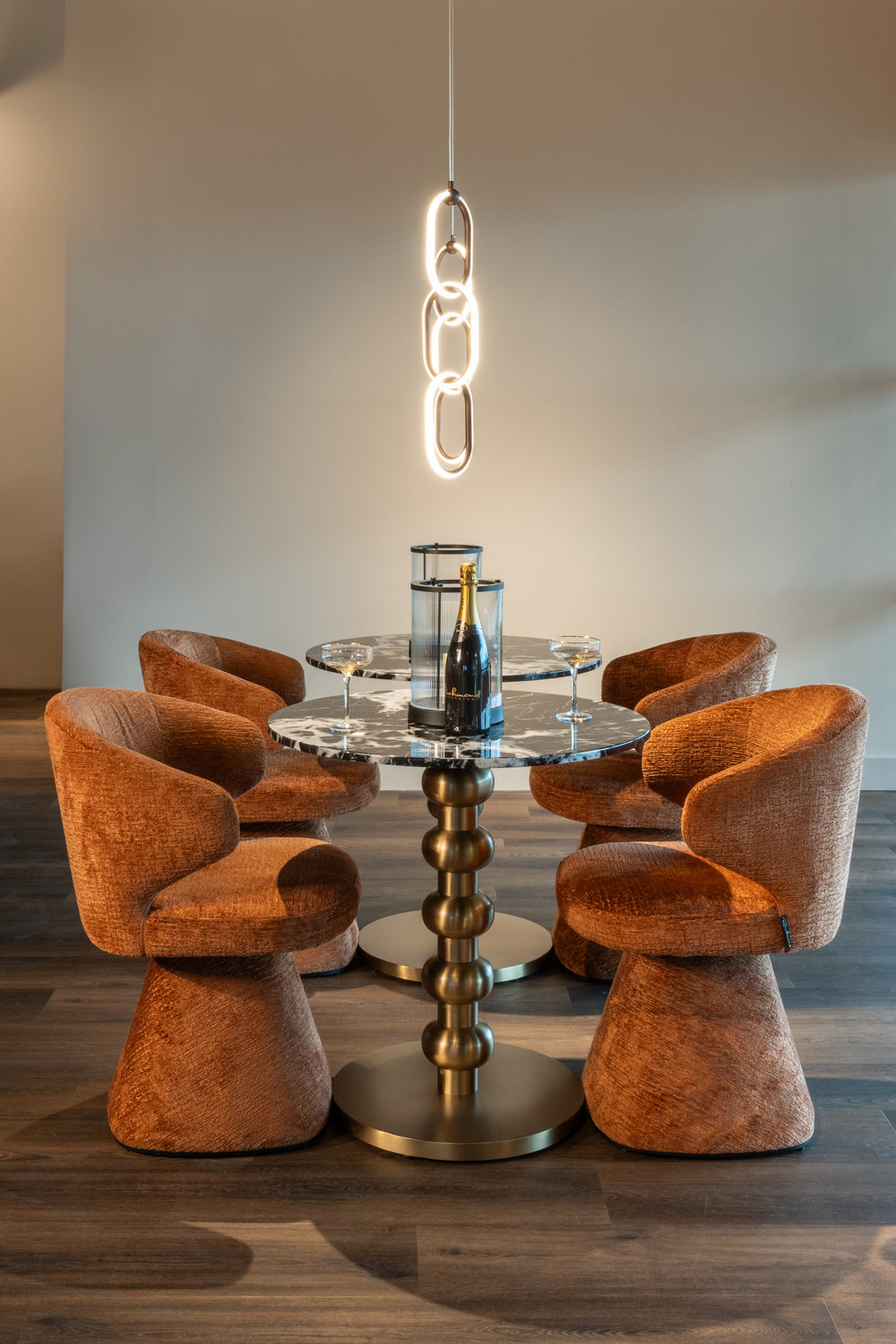 Masă bistro Witlox, negru/auriu, Ø 75 cm – ambient