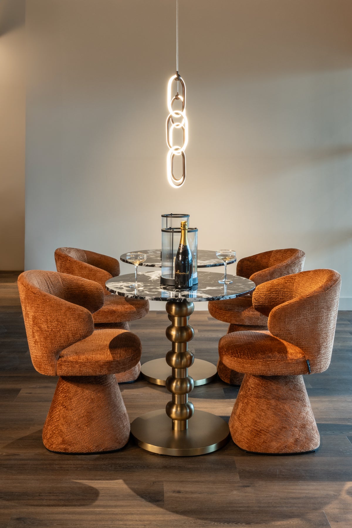 Masă bistro Witlox, negru/auriu, Ø 75 cm – ambient