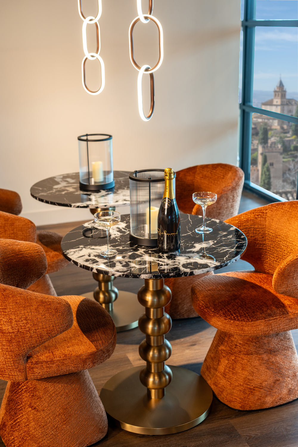 Masă bistro Witlox, negru/auriu, Ø 75 cm – ambient