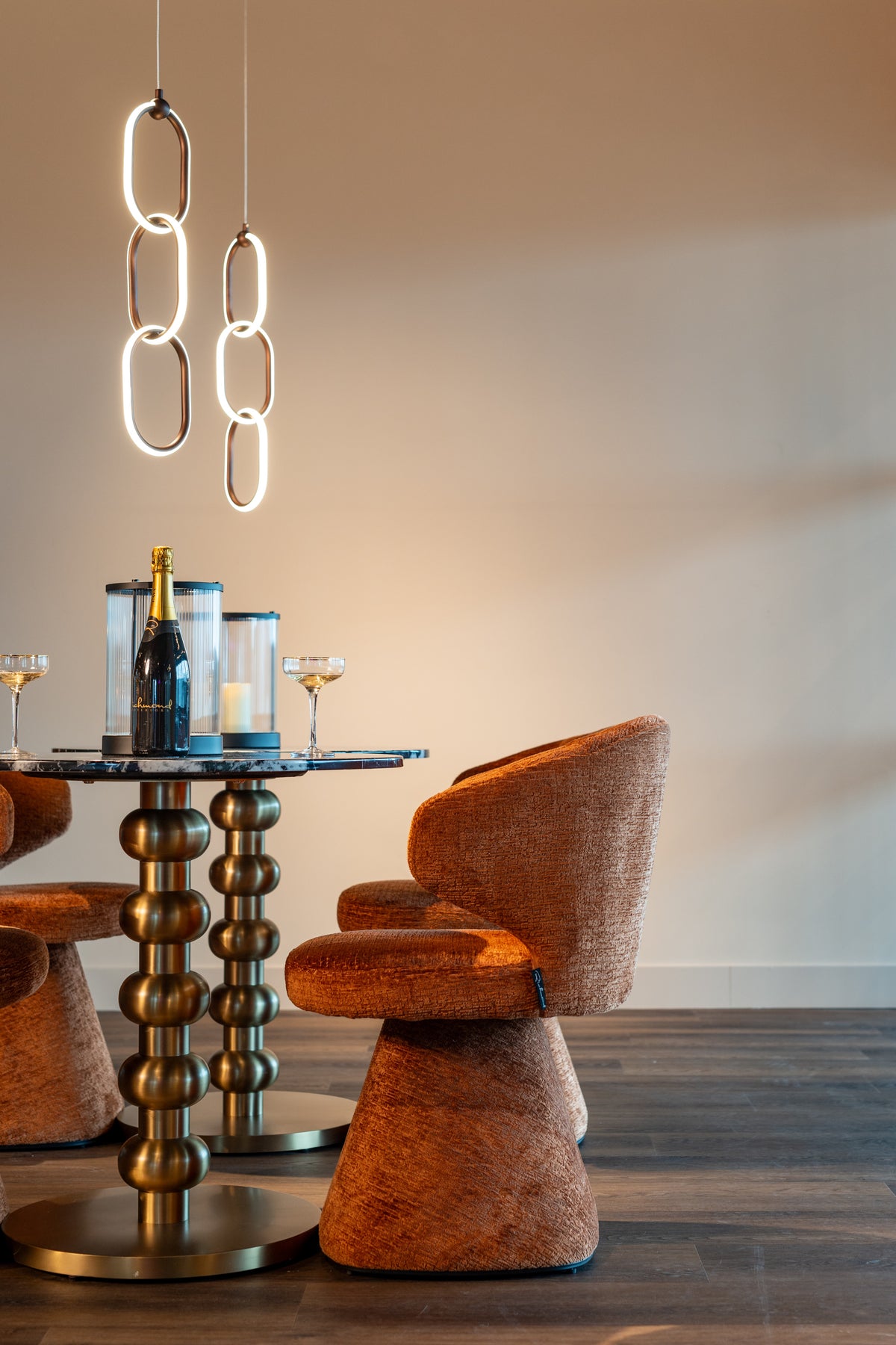 Masă bistro Witlox, negru/auriu, Ø 75 cm – ambient