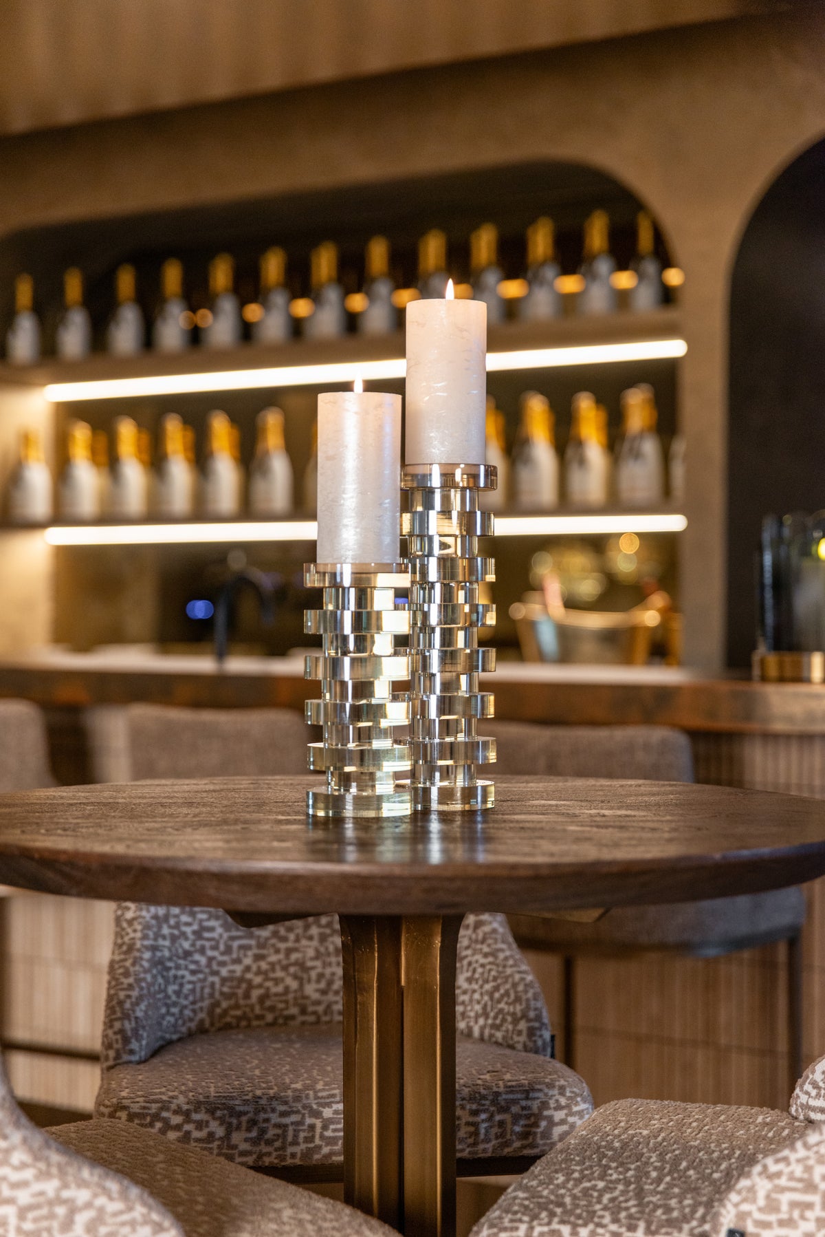 Masă de bar Revelin, maro închis, Ø 80 cm – ambient