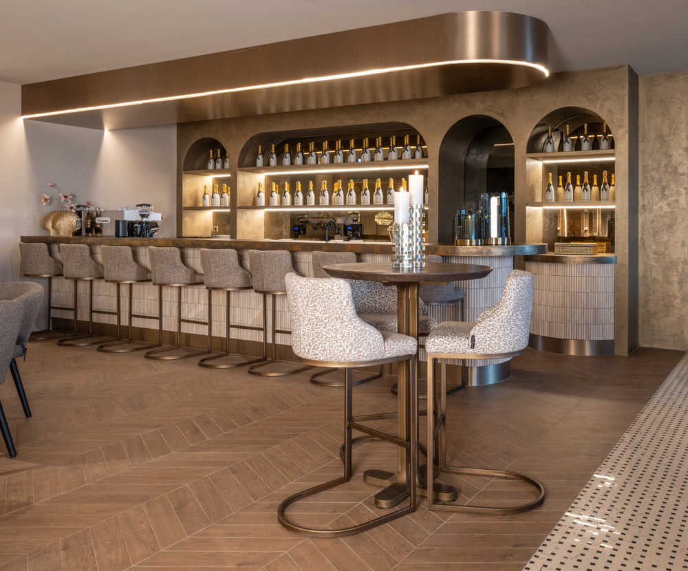 Masă de bar Revelin, maro închis, Ø 80 cm – ambient