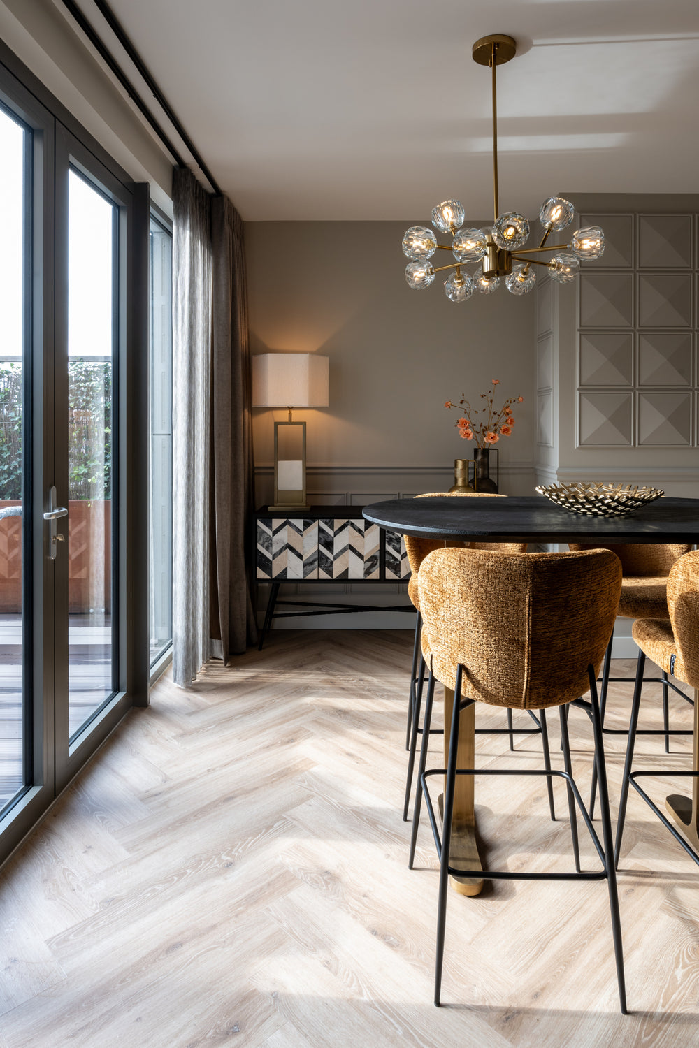 Masă de bar Revelin, negru/auriu, 140 cm – ambient
