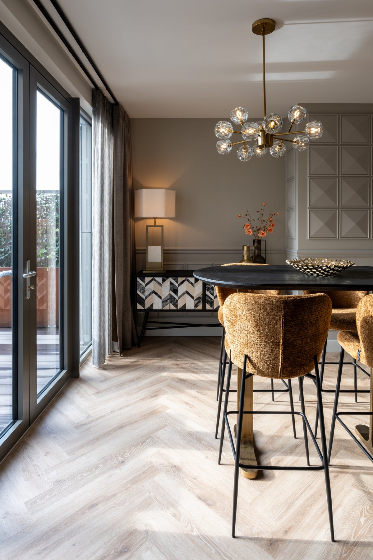 Masă de bar Revelin, negru/auriu, 140 cm – ambient