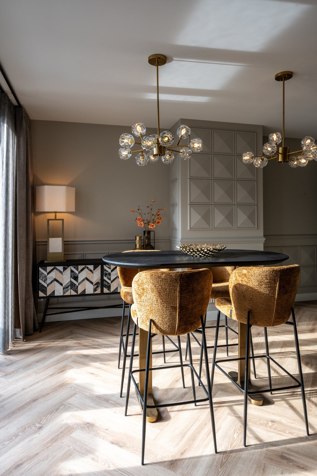 Masă de bar Revelin, negru/auriu, 140 cm – ambient