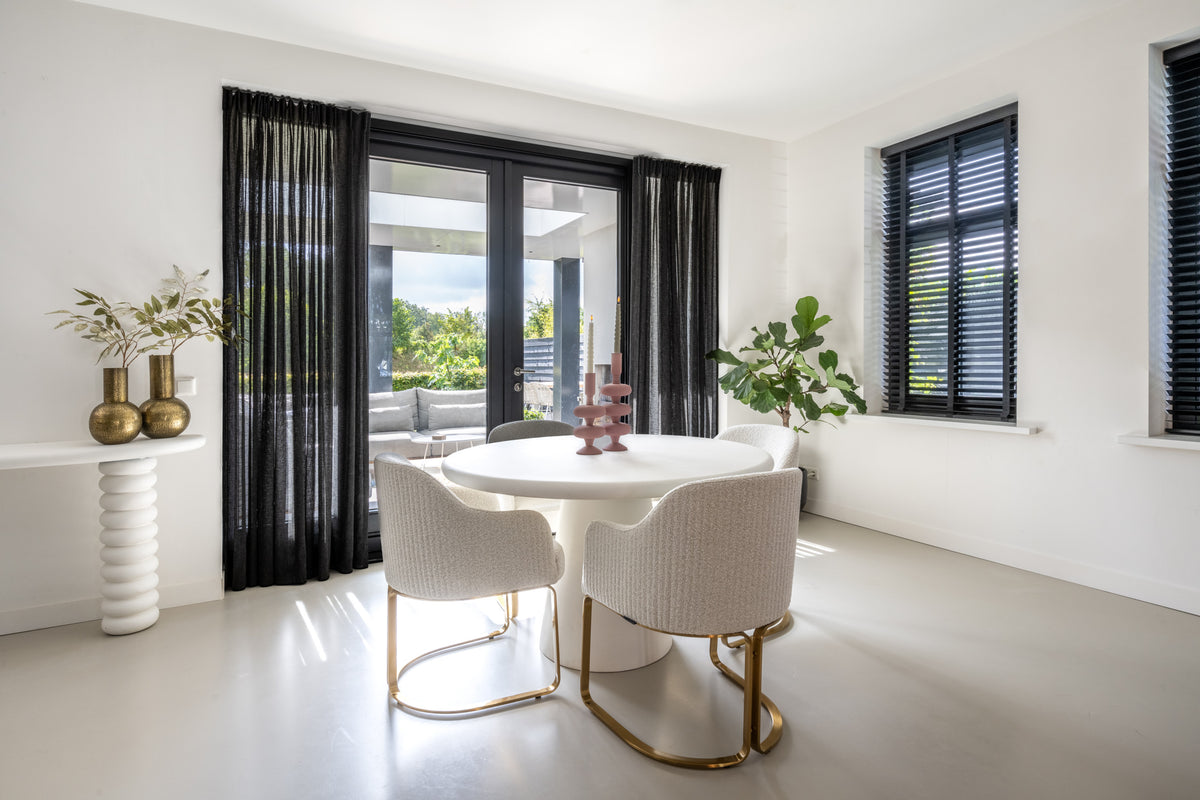 Masă dining Bloomstone, alb, Ø 130 cm – ambient