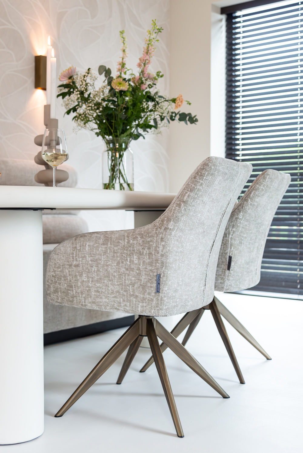 Masă dining Bloomstone, alb, 235 cm – ambient