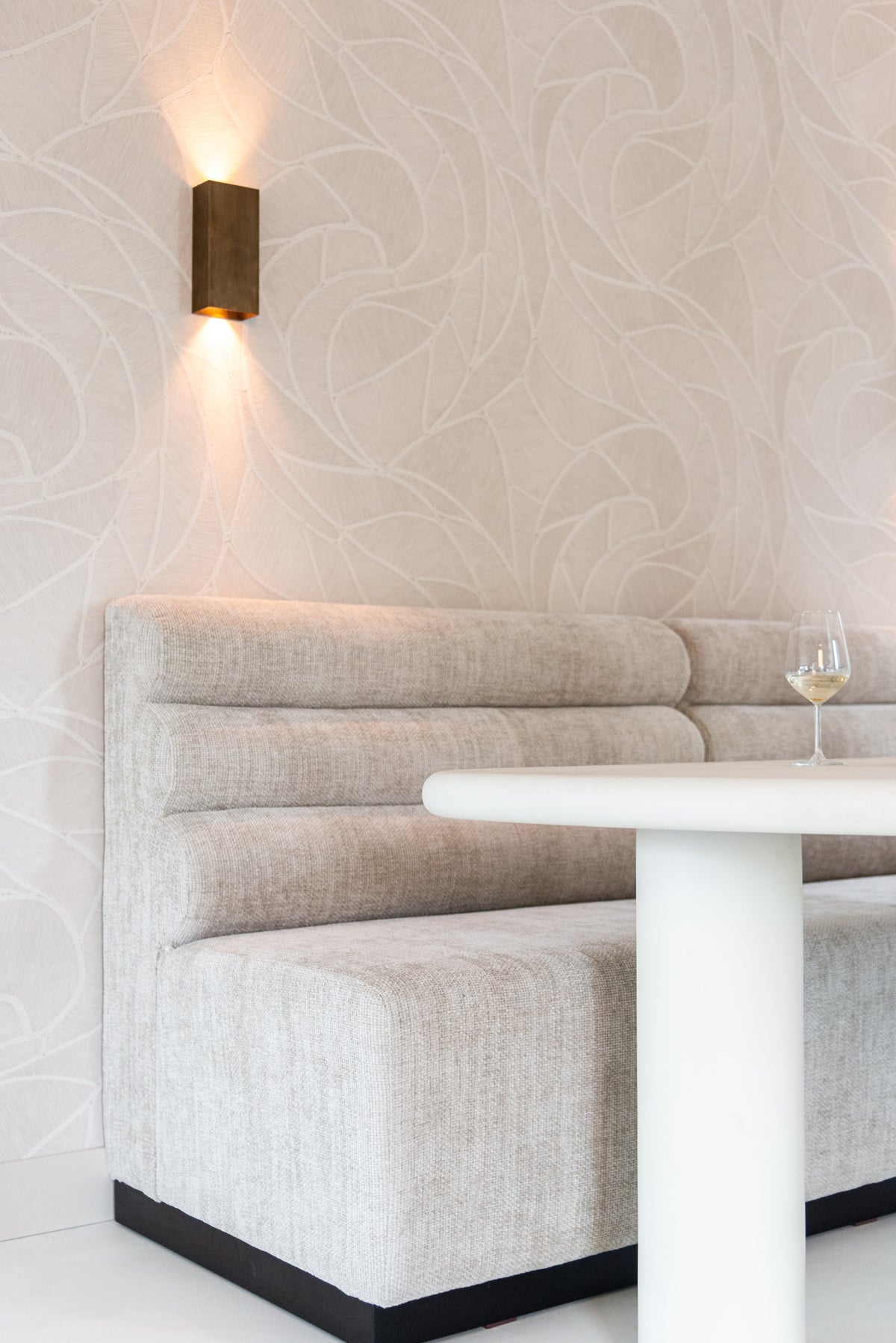 Masă dining Bloomstone, alb, 235 cm – ambient