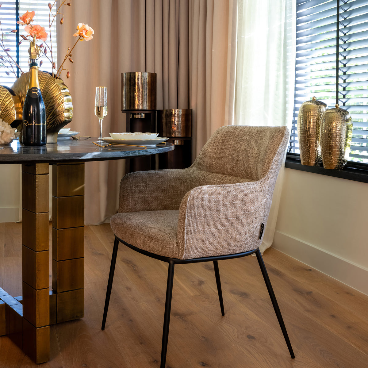 Masă dining Collada, negru/auriu, Ø 130 cm – ambient