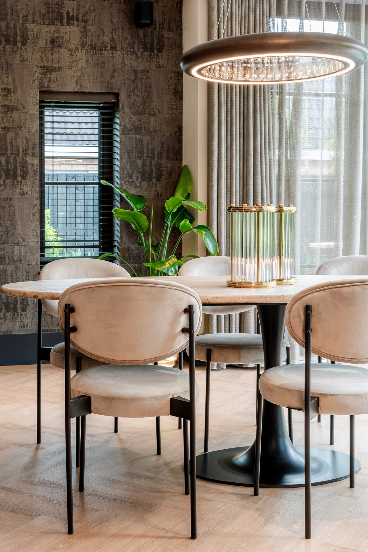 Masă dining Hampton, negru, oval, 230 cm – ambient